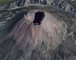Gunung api perisai, yaitu gunung api yang bentuknya seperti perisai atau tameng. Contoh Gambar Gunung Api Strato Greatnesia