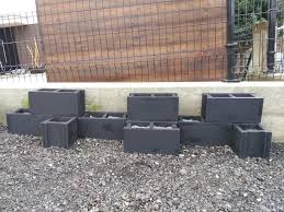 A la hora de comprar jardineras es importante tener en cuenta tanto el tamaño como su capacidad. Jardineras Con Bloques De Hormigon Leroy Merlin