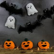 Diy Felt Halloween Decorations With Free Template Halloween Felt Crafts Felt Halloween Decorations Felt Halloween Ornaments