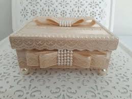 Caixa De Mdf Decorada Com Renda E Pérola Caixa Mdf Com Fita De Cetim Champanhe E Renda Bege Com Detalhes Meia Perola Encima Da Tampa Laco Cetim Ch Caixa Mdf Caixas Decoradas Caixa Decorada Com Tecido