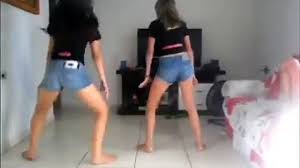 Incrivel pouso com um jumbo 747, enquanto meninas bonitos estão dançando! Menina Dancando Ok Ru Video