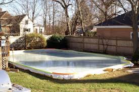 3 Simple Steps To A Backyard Ice Skating Rink Decoration Exterieur Patinoire Exterieur