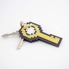 keypurse gold 一個一個手作りの商品です 複数本のカギを収納できるドット絵調の本革製キーケースです 標準サイズの家鍵 厚さ約2mm を3本ほど収納できます ボタンはマグネットタイプ 留め具は真鍮製 一枚目の写真のように鍵本体をスライドさせて ドット絵