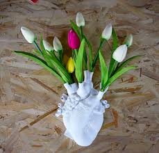 Vase Design Love In Bloom En Porcelaine En Forme De Coeur Par Marcantonio X Seletti Vase Design Formes De Coeur Vase