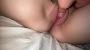 Một cô gái tuổi teen hư hỏng để tôi sờ vào cái lồn hồng của cô ấy