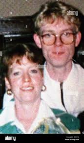 Photo non datée de Michael Abram, avec sa mère, Linda.Abram comparaît  devant le tribunal de la Couronne d'Oxford accusé d'avoir tenté de tuer  George Harrison et sa femme dans leur maison de