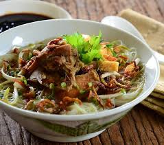 Letakkan bawang putih yg di tumis bersama minyak ke dalam rebusan ayam. Mi Hoon Sup Ayam Dapur Tanpa Sempadan