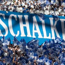 Bei den zwischen 17 und 25 jahre alten beschuldigten handelt es sich nach polizeiangaben um anhänger des fc schalke 04, die fans und spieler aus dortmund. Schalke 04 Fan Video Gemeinsam Sorgt Sogar Bei Bvb Fan Fur Gansehaut Schalke 04