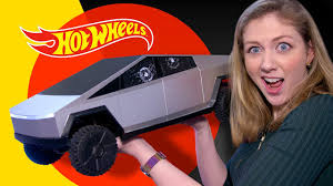 This post originally said the person who threw the balls that broke the cybertruck's windows was a volunteer; Koleksi Khas Hot Wheels X Tesla Cybertruck Sold Out Dalam Masa Sehari