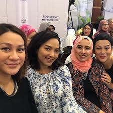 Mariani muda berada di facebook. Duduk Sebelah Anak Sendiri Nampak Macam Adik Beradik Melissa Saila Tak Makan Tua Nona