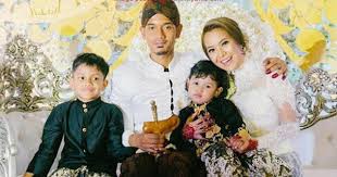 Ini punca bekas isteri raf yaacob tidak benarkan anak pergi ke majlis resepsi mawar rashid dan raf yaakob semalam, 1 disember 20. Lakonan Mawar Rashid Kini Lebih Berhati Tidak Lagi Bersentuhan Mendapat Restu Daripada Suaminya Raf Yaakob Untuk Terus Bergiat Aktif Dalam Gambar Artis Seni