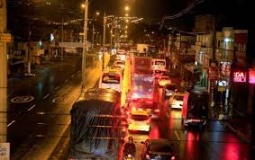 En medio del rifirrafe, los dueños de restaurantes y bares en medellín se rehusaron a cerrar a las 8:00 p.m. Medellin Colapso Antes Del Toque De Queda Y La Cuarentena