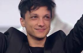 Ultimo è il vincitore di sanremo giovani con «il ballo delle incertezze». Speciale Sanremo 2018 Testi E Accordi Canzoni In Gara