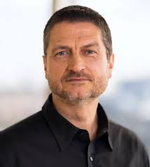 Lindsay Edwards's Instagram, Twitter & Facebook