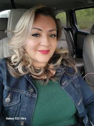 Who specializes in cutting curly hair for teenagers in Greensboro, NC?