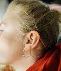 Piercing Na Orelha 93 Fotos Com Inspiracoes E Cuidados Para 2019 Ear Piercings Rook Different Ear Piercings Earings Piercings