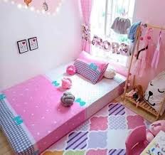 Arsitag.com) tidak hanya kata mutiara saja yang dapat anda tulis menjadi dekorasi unik, definisi suatu kata juga bisa dijadikan sebagai dekorasi dinding kamar tidur. Girly Banget 15 Inspirasi Hiasan Kamar Tidur Perempuan Dengan Kasur Lesehan