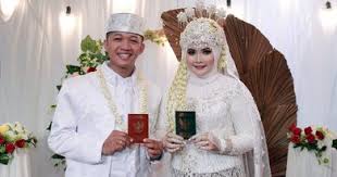 Ucapan pernikahan untuk sahabat, ucapan selamat menikah islami barakallah, ucapan selamat menempuh hidup baru, ucapan happy wedding, kata ucapan pernikahan. Contoh Pidato Penyerahan Pengantin Laki Laki Disertai Pantun Versi 01 Qobiltu Co