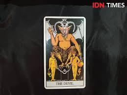 Arti dari kata ini mengasumsikan bahwa masa depan sudah tertulis dan tidak ada yang bisa membaca tarot awalnya adalah rasa penasaran bagi saya. Duh 3 Kartu Tarot Ini Ungkap Hubunganmu Dan Dia Berjalan Tidak Sehat