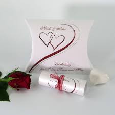 Einladung Zur Hochzeit Mal Anders Diese Hochzeitseinladung In Rot Schwarz Weiss Besteht Au In 2020 Einladungen Ausgefallene Hochzeitseinladungen Hochzeitseinladung