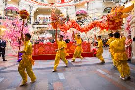 Новый год — наиболее важный и самый длинный в стране восходящего солнца праздник. V Gume Torzhestvenno Otkrylsya Festival Kitajskij Novyj God