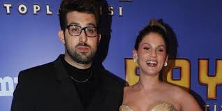 Yani formül cem yılmaz ait bu da çok iyi formülü kullanıyor. Fahat Zeynep Abdullah Ve Dogu Demirkol Aski Bitti Dedikodu Iliskiler Doga