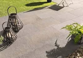 Les dalles en béton qui servent de support aux plots de fixation sont posées dessus. Dalles De Terrasse A Poser Sur Plots Travertin Fr