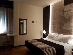 Camera completa con letto blu in tessuto imbottito con armadio miss. Camere A Como Camera Familiare Park Hotel Meuble Como