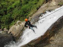 La ciudad turística de baños está ubicado en un valle con cascadas y aguas termales a lado del volcán tungurahua con una altura de 5.016 metros. Lugares Turisticos De Banos