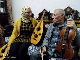 ولد عبده داغر في مدينة طنطا عام 1936، وكانت بدايته مع العود، حيث أن والده صاحب محل صناعة الأعواد الأشهر في عاصمة الدلتا، ودرب الكثير من مشاهير الموسيقيين مثل الموسيقار محمد. Eo5dcetmozuv9m
