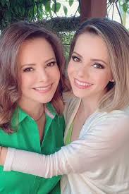 Sandy homenageia Olivia Newton-John com versão de música de 'Grease'