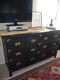 Czarna Komoda Hemnes Z Mosieznymi Naroznikami Galkami I Opaskami Dla Eleganckiego Wygladu Ikea Hemnes Dresser Ikea Hemnes Ikea Furniture