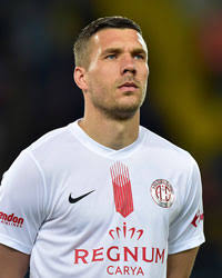 Als er von einem journalisten auf eine vermeintliche ähnlichkeit mit lukas podolski angesprochen wird. Lukas Podolski Schlagzeilen