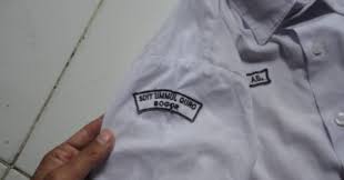 Bet sedikit dibuka untuk menghadapi backhand , sedikit ditutup atau tega k lurus untuk menghadapi forehand. Letak Posisi Pemasangan Bet Kelas Pada Seragam Sekolah