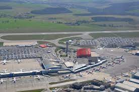 Aeroportul britanic luton, care deservește companiile aeriene internaționale, este situat în suburbiile orașului luton, bedfordshire, la 48 de km de londra. Record 14 Milioane De Pasageri Au Tranzitat Aeroportul Din Luton In Acest An