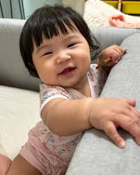 My Cindy babe💗 已經是個爬行小生物， 家裡必須隨時保持乾淨。 開始跟姊姊一搭一唱， 開口講的不是爸爸、媽媽， 而是「姊姊」。  長了三顆牙齒， 愛拿媽媽手臂當固齒器， 但孩子這一點也不美味😂 #愛你