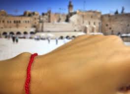 как правильно завязать красную нить на левом запястье видео Krasnaya Nit Na Zapyaste Chto Oznachaet I Kak Pravilno Nosit