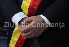 Hay un conflicto de intereses cuando sus intereses personales o privados interfieren, o parecen interferir, con sus responsabilidades oficiales como el procedimiento preferido es evitar toda situación que pueda crear un conflicto de intereses en primer lugar. Doi AleÈi Locali Din JudeÈul ConstanÈa ConstataÈi De Ani Incompatibili Ori In Conflict De Interese Administrativ