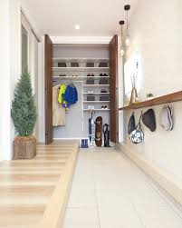 玄関をすっきりと保つ 大きな収納 家の顔でもある玄関は いつでもキレイにしておきたいもの 子どもの長靴 カサ レインコートなどはお出かけ前にすぐ必要になるからつい出しっぱなしになっちゃって 乱雑になりがち house home furniture home decor