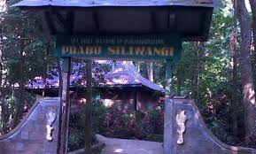 Jembatan gantung di bendungan kali gung, desa danawarih, di dekat makam ki gede sebayu; 10 Gambar Petilasan Prabu Siliwangi Majalengka Lokasi Alamat Jalur Dari Bogor Cirebon Bandung Banten Ciamis Dan Cianjur Jejakpiknik Com