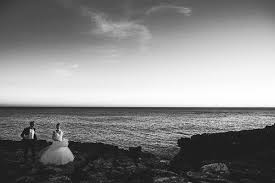 So they choose to give the knot on a very old chapel on the top of one of the seven hills of lisbon, with this amazing view of the ancient part. Gloria Aguiam Fotografos De Casamento Em Portugal