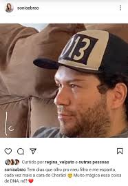 Jorge fernando, de 28 anos, aparece na imagem usando um boné com o número 013 tem dias que olho pro meu filho e me espanto, cada vez mais a cara do chorão! Chico Barney On Twitter Caramba O Filho Da Sonia Abrao E Realmente Muito Parecido Com O Chorao