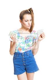 In the modern world, having long hair can cause you to look. Funny Young Teen Girl In Eine Helle Bluse Und Shorts Kaugummi Fototapete Fototapeten Kaugummi Teenager Schone Myloview De