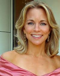 Elizabeth Showers's Instagram, Twitter & Facebook