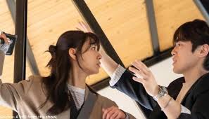 In the end, the black pearl of sm chose son6 jin's first love. Crash Landing On You Actors Seo Ji Hye Kim Jun Hyun Respond To Dating Rumours
