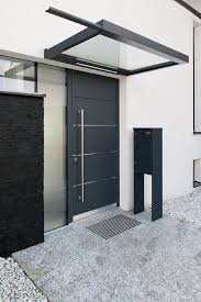 Anthrazitfarbene Haustur Mit Glaseinsatz Und Vordach Vordach Glas Vordach Glas Hauseingang Vordach