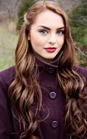 Soft Curls One Side Pinned Back Warm Medium Tone Hair With Subtle Blonde Highlights Curled Hairstyles For Medium Hair Braids With Curls Hair Beauty