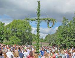 El solsticio ocurre cuando el sol se encuentra más cerca o más lejos de uno de los hemisferios terrestres tanto el solsticio como el equinoccio se presentan dos veces por año, marcando el inicio de las estaciones. De La Vida Holmiense