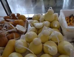 Asta per impiccare il caciocavallo pane casereccio di grano duro oppure date un'occhiata ai nostri kit completi per fare il caciocavallo impiccato comodamente. Caciocavallo Impiccato Di Bufala Stagionato Caseificio La Pagliara Vendita On Line