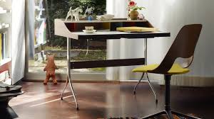 Schreibtische für kleine räume schaffen einen ort zum lernen beziehungsweise einen arbeitsplatz, ohne dass sie zu viel platz in anspruch nehmen. Neue Schreibtische Furs Homeoffice Purer Minimalismus Manager Magazin